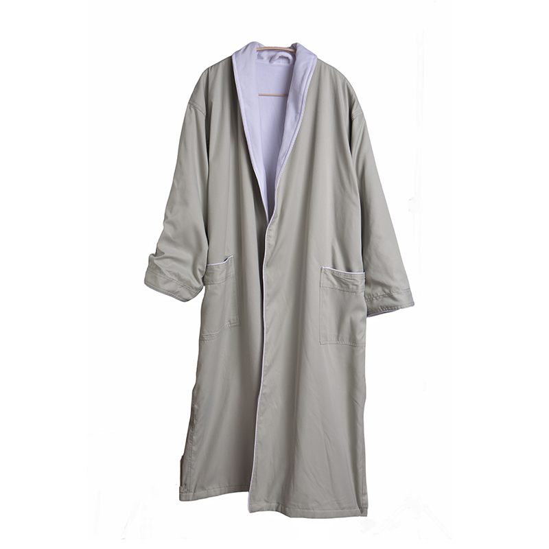 Vad gör premiumkvaliteten Microfiber Taffeta Hotel Bathrobe så bekväm och hudvänlig?